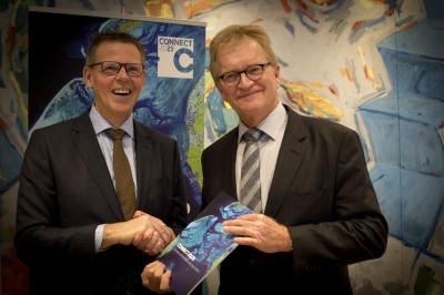 Doekle Terpstra (links), voorzitter UNETO-VNI, overhandigt rapport Connect2025 aan Hans de Boer, voo